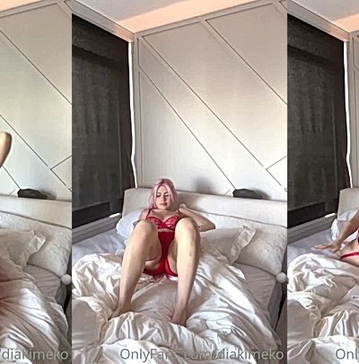 Diakimeko shows off her sexy body in bed onlyfans leak