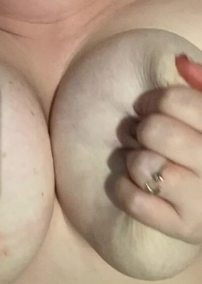 Lara Rose shows her amazing boobs to her amazing boobs