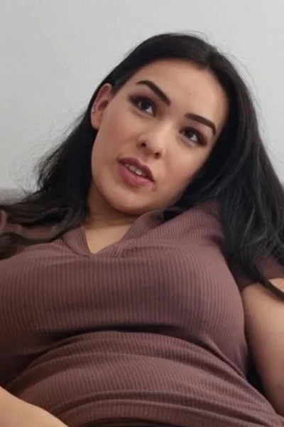 Australian leaks: sexy model LeahGoesWilde  undresses and rubs her wet pussy