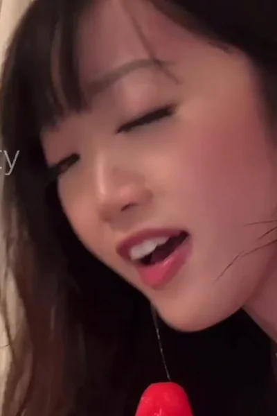 Mvngokitty sucks off a rainbow dildo