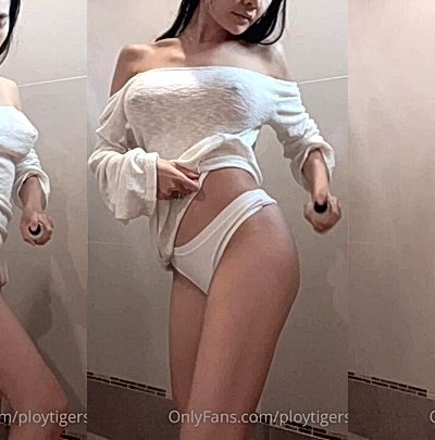 nasty slut Ploytigerstam spank her ass in the bathroom