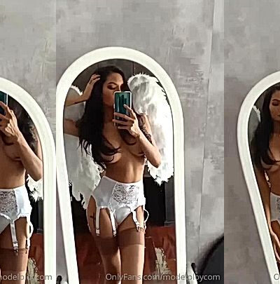 onlyfans model Ploytigerstam do mirror selfie of her hot body