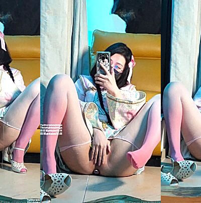 hot babe Anaimiya opens her legs and play with her wet pussy alone