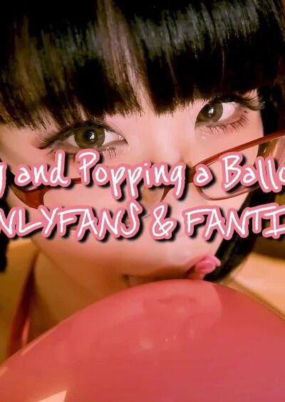 hot sexy babe Eri Kitami popping ballon with her ass