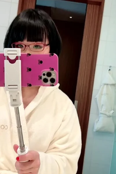 sexy onlyfans model Eri Kitami do mirror selfie of her sexy curve